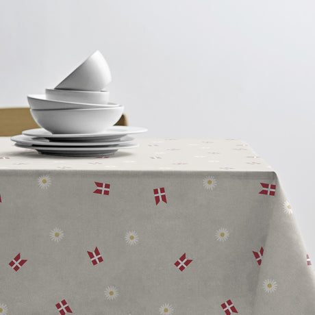 Södahl Tillykke akrylduk med Dannebrog og prestekrager med borddekking