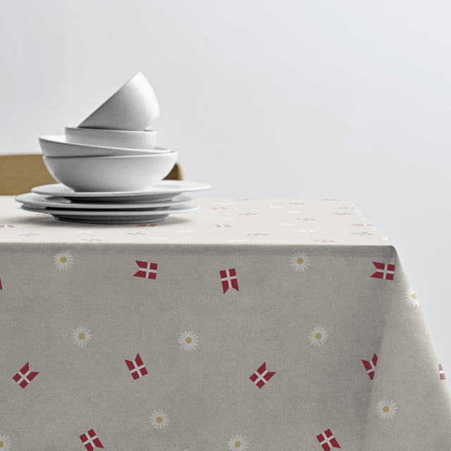 Södahl Tillykke akrylduk med Dannebrog og prestekrager med borddekking