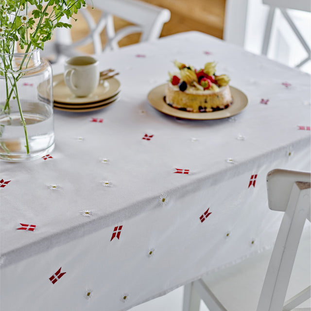 Södahl Tillykke Duk 140 x 220 cm – Bursdagsduk med Dannebrog og fine prestekrager