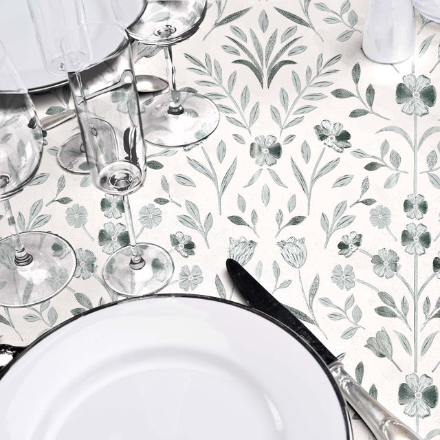 Borddekking med Sølvflor voksduk og sølvblomster