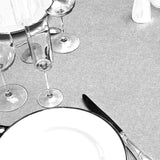 Sølvglans julevoksduk med borddekking og elegant sølveffekt