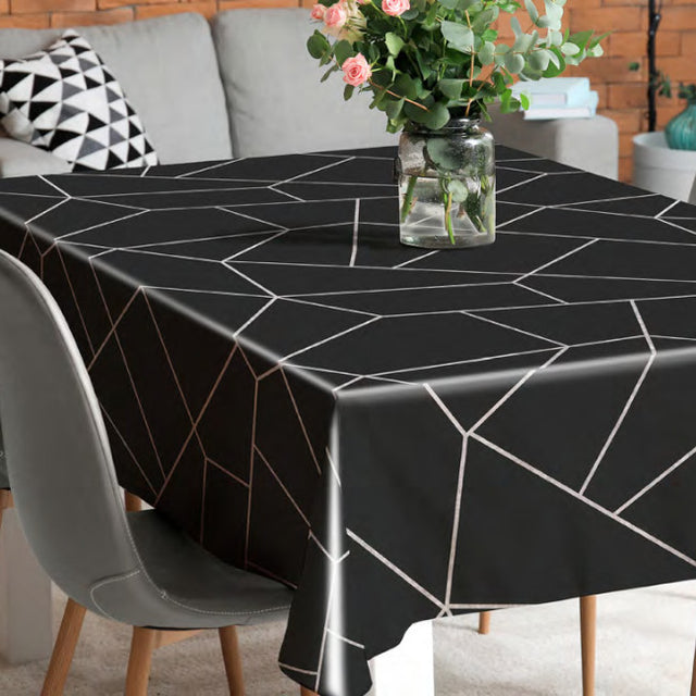 Sort voksduk med skinnlook og grafisk mønster i sølv