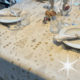 Spor i Granskogen – Råhvit juleakrylduk med lurex-gulleffekt