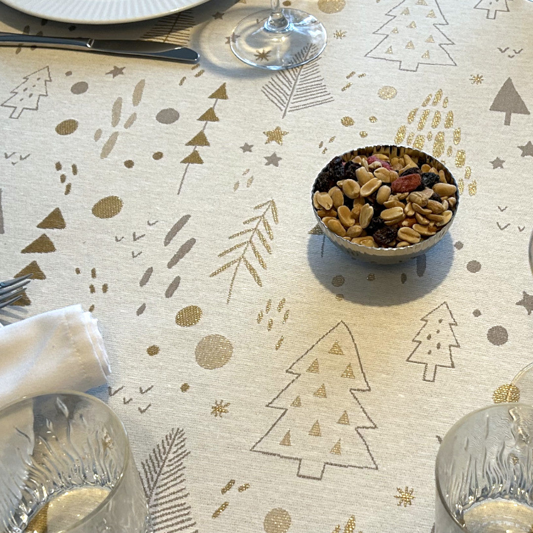 Spor i Granskogen Råhvit – Juleakrylduk med lurex-gulleffekt og antiskli