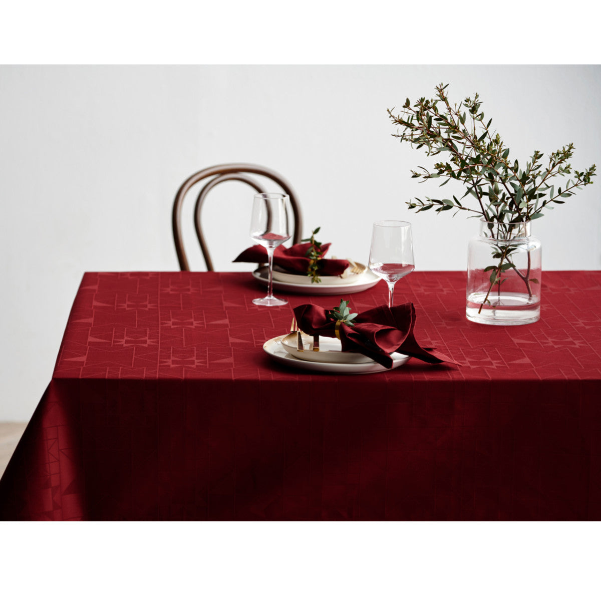 Södahl Star Damask Red – Klassisk juleduk – damaskvevd akrylduk med antiskli, miljøbilde