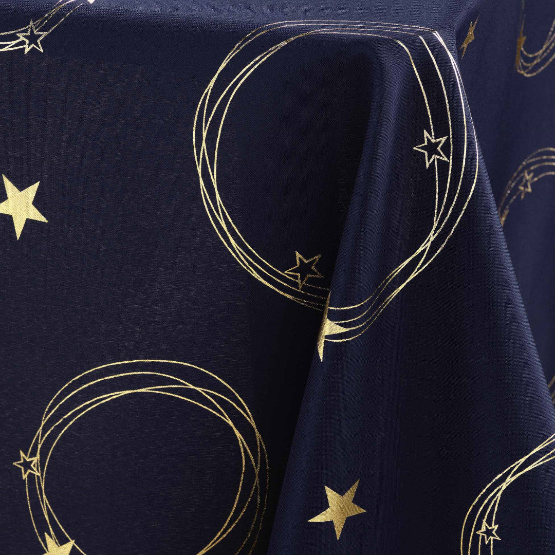 Nærbilde av hjørnet på Star 150 x 240 cm blå juleduk med gullprint