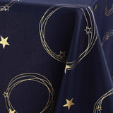 Nærbilde av hjørnet på Star 150 x 240 cm blå juleduk med gullprint