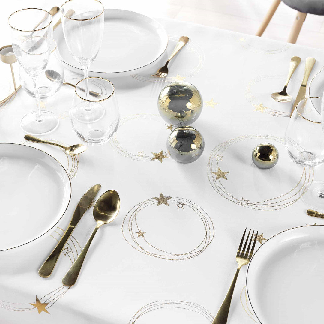 Borddekking med Star hvit juleduk med gullprint, til julemiddag