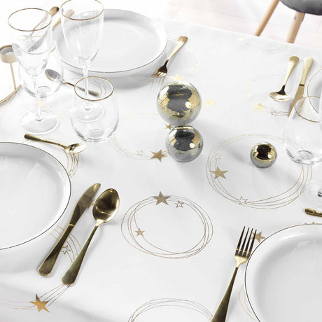 Borddekking med Star hvit juleduk med gullprint, til julemiddag