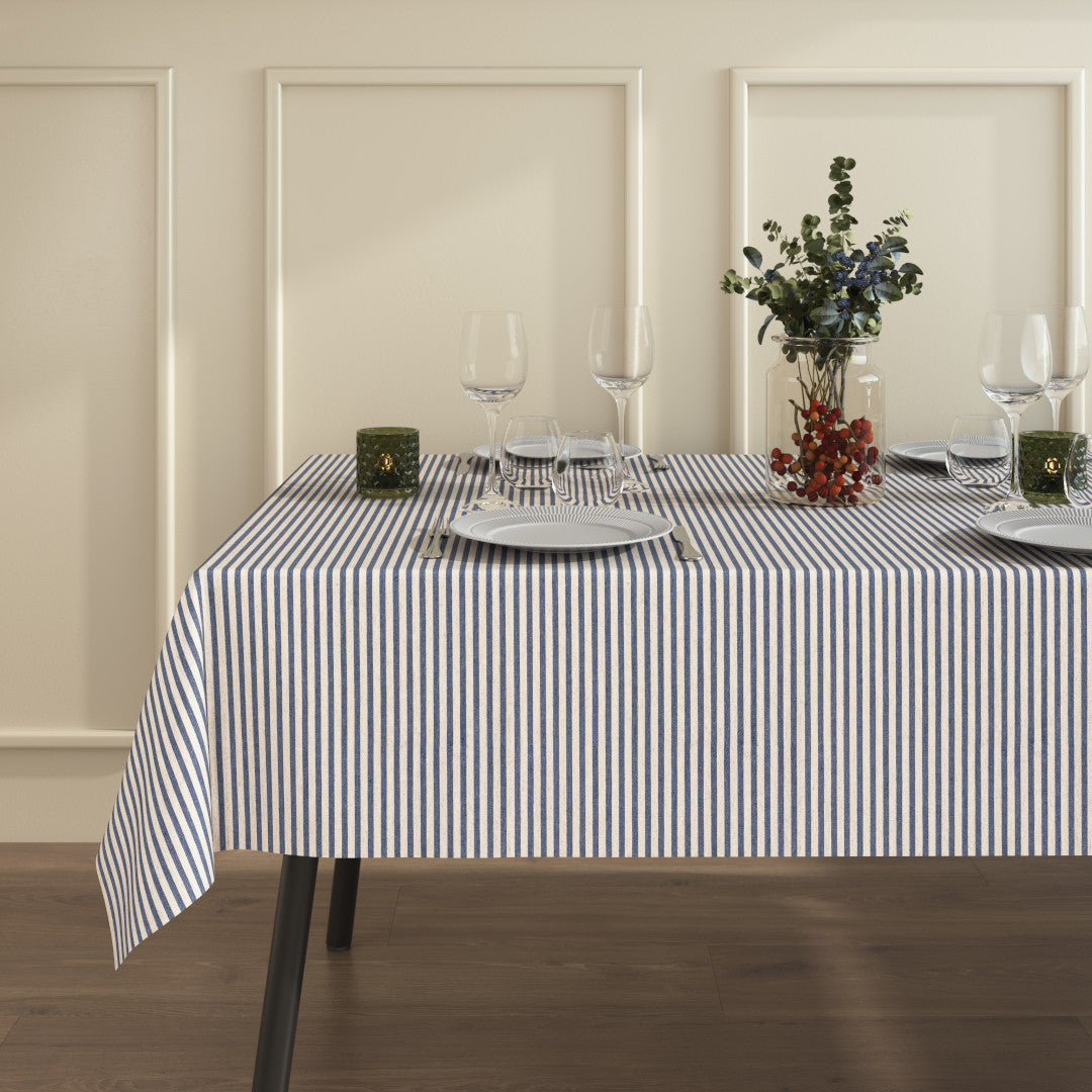 Miljøbilde med Striber På Tvers Blå, akrylduk i blå og offwhite