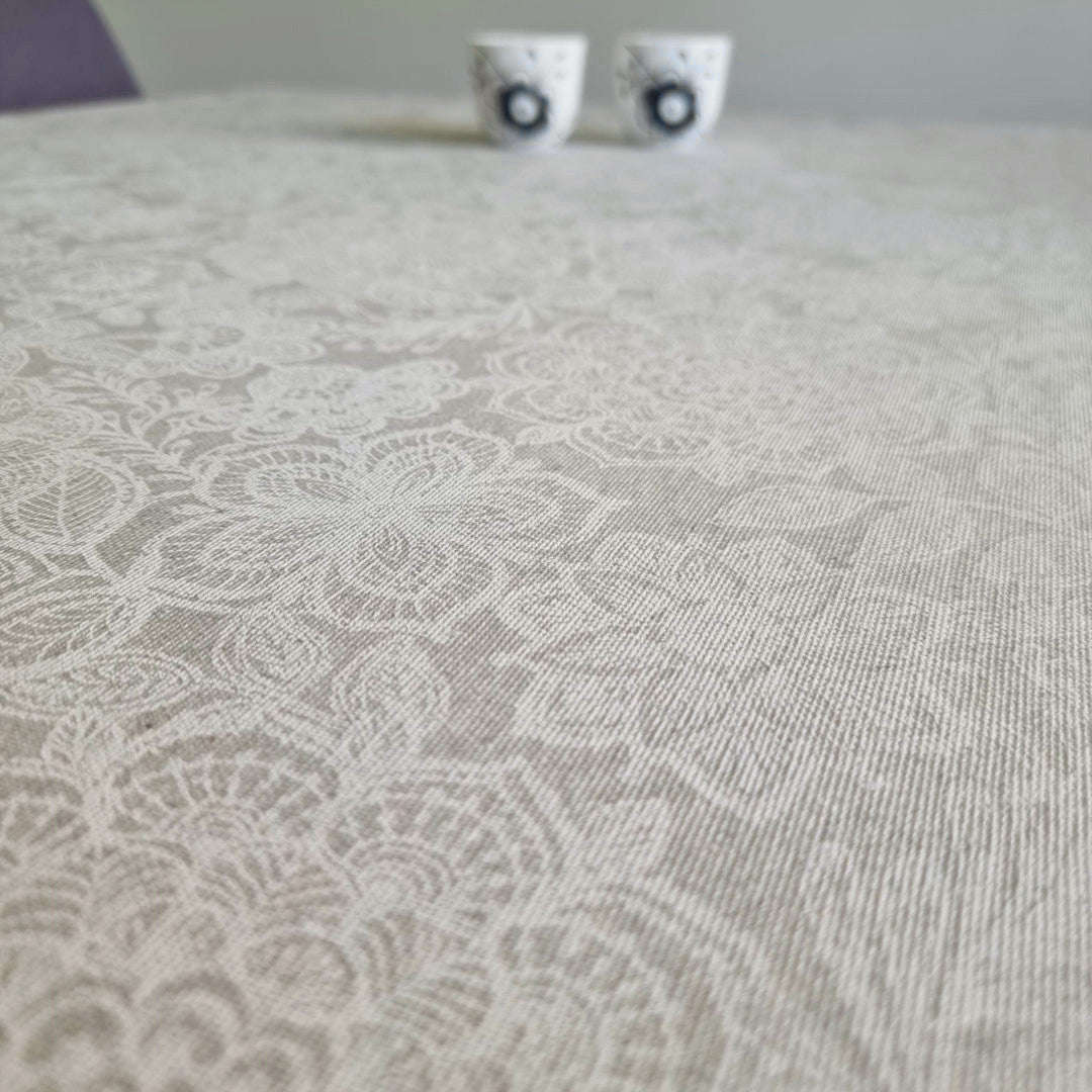 Calais Hvit - Vakker akrylduk med hvitt mønster - 150 cm bred