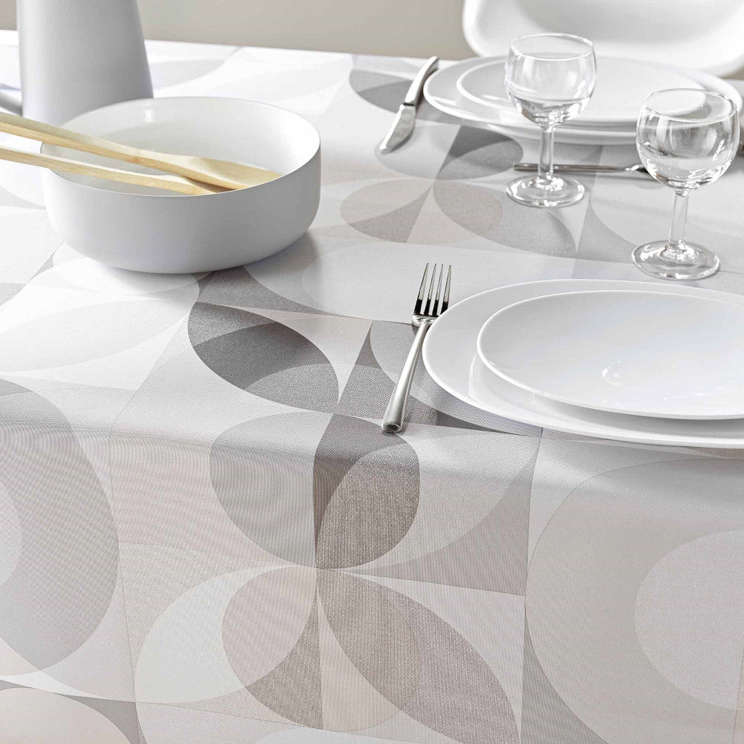 Tessouro Natural duk med borddekking inkludert porselen og bestikk