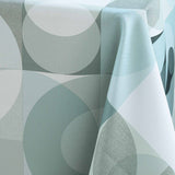 Nærbilde av Tessouro Sage-dukens tekstur og sirkulære mønster i rolige grønntoner