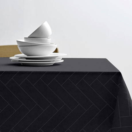 Södahl Tiles Ash mørk grå, klassisk damaskvevd akrylduk på bord