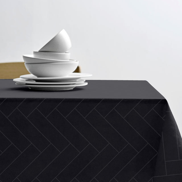 Södahl Tiles Ash mørk grå, klassisk damaskvevd akrylduk på bord