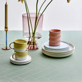 Tiles Hedge Green – Södahl damaskvevd akrylduk i 100 % bomull med antiskli, nærbilde