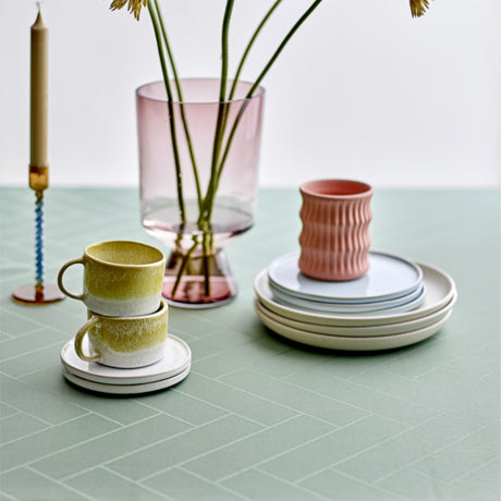 Tiles Hedge Green – Södahl damaskvevd akrylduk i 100 % bomull med antiskli, nærbilde