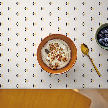 Tulip Royal Yellow – Södahl akrylduk med tulipanmotiv i gult og svart, sett ovenfra