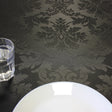 Versailles Black - Sort jacquardvevd akrylduk med humleornamenter