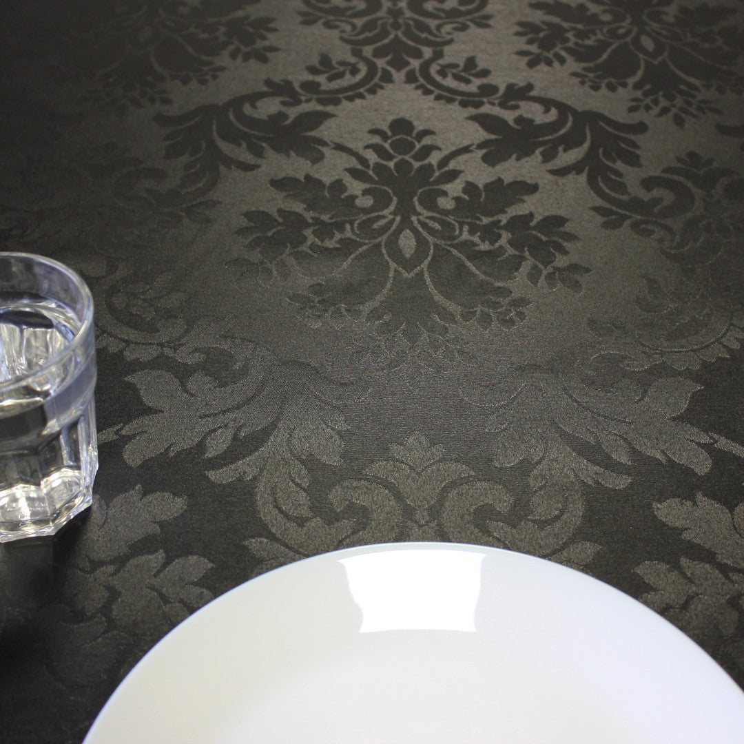 Versailles Black - Sort jacquardvevd akrylduk med humleornamenter