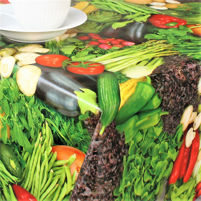 Voksduk med friske, fargerike grønnsaker