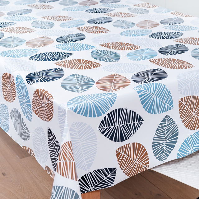 Grafiske Blade Brownie – Voksduk med flotte blader i grått, svart, blått og brunt