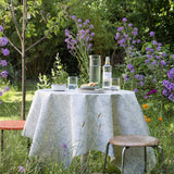 Wallflower Ice Grey - Lola voksduk med blomsterranker i grå nyanser