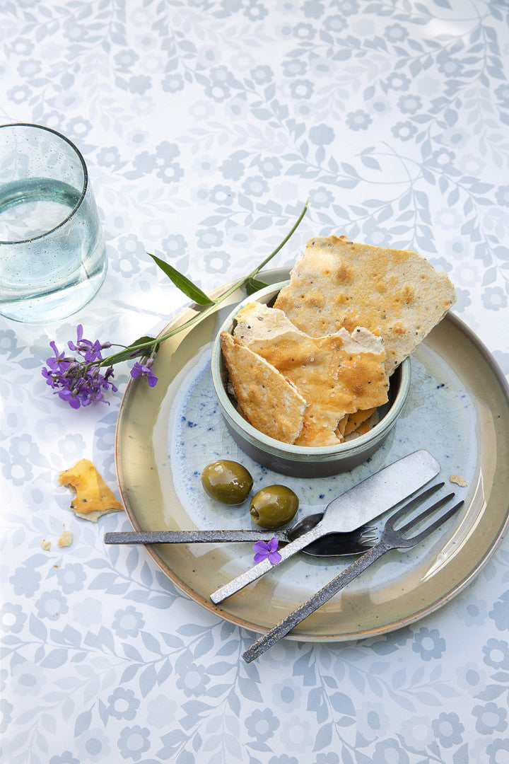 Wallflower Ice Grey - Lola voksduk med blomsterranker i grå nyanser