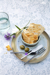 Wallflower Ice Grey - Lola voksduk med blomsterranker i grå nyanser