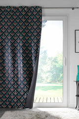 Yuko Blå – 100 % mørkleggingsgardin 135 x 260 cm miljøbilde